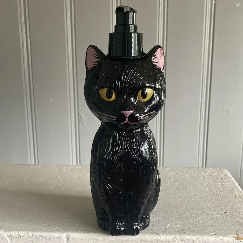 Brand NWT- 18oz- Large Black Cat 🐈‍⬛ Bottle- Haunted Berry Scented Hand Soap